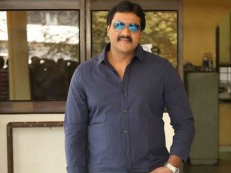 త్రివిక్రమ్, నేను తిండికోసం కష్టపడ్డాం, కోట్లు ఎగ్గొట్టారు, మారుతి అబద్దం, చిరుకి తెలుసు: సునీల్