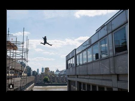 ప్రాణాలకు తెగించిన హీరో.. అద్భుతంగా యాక్షన్ సీన్లు.. నరాలు చిట్లిపోయే విధంగా (ఫొటోలు)