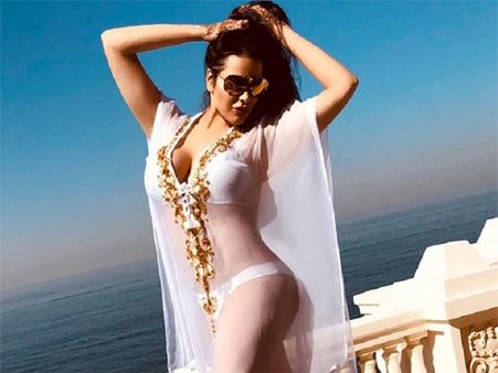 స్టార్ హీరో కూతురు బికినీలో సంచలనం: ఇండస్ట్రీ మొత్తం పరేషాన్!