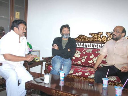 కేసీఆర్‌ సాబ్.. 'అజ్ఞాతవాసి' చూపిస్తాం రండి, స్పెషల్ 'షో': మరీ మరీ అడిగిన త్రివిక్రమ్!