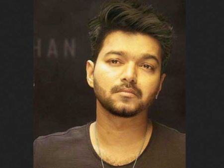 విజయ్ 'న్యూ లుక్' లీక్: గెటప్ అదిరింది!.. మళ్లీ 'పాలిటిక్స్' టచ్ చేస్తాడా?