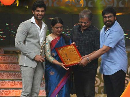 అమ్మ, నాన్న, మెగాస్టార్.. చిరునవ్వులు అంటూ విజయ్ దేవరకొండ ఎమోషనల్