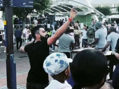 భార్య అనుష్కతో కలిసి టూర్: ఇంకా పెళ్లి మూడ్లోనే విరాట్, విదేశీ వీధుల్లో చిందులు...