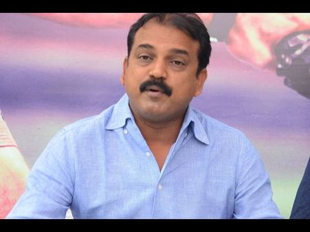 రాంచరణ్ లేక ప్రభాస్.. ఆ దర్శకుడి హీరో ఎవరు !