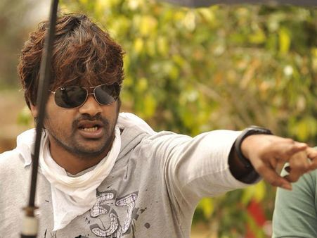 అదిరిపోయే టైటిల్ తో సస్పెన్స్ లోకి నెట్టిన హరీష్ శంకర్.. బన్నీ పాటతో..ఆ హీరో ఎవరు!