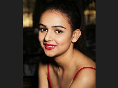 బాలీవుడ్‌లోకి మరో సినీ ప్రముఖుడి కూతురు.. తండ్రికి షాకిచ్చి సినిమాలోకి ఎంట్రీ..