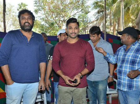 అలాంటి సినిమాను కాపీ కొడుతామా?, ఏంటిదంతా?: 'నా పేరు సూర్య' నిర్మాత..