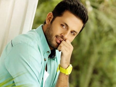 ఎంత మంది హీరోయిన్ల వెంట పడతావు నితిన్..మెగా హీరో హీరోయిన్ తో..!