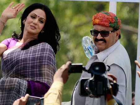 అంతా గందరగోళం.. శ్రీదేవి మద్యం తాగదు.. టబ్‌లోకి వేడినీళ్లు.. తెరపైకి అమర్‌సింగ్ పేరు..