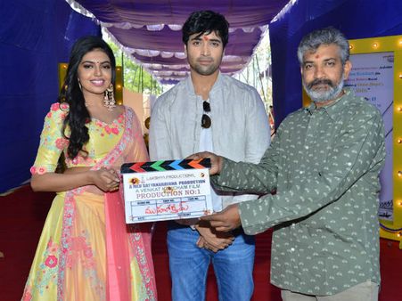 రాజమౌళి క్లాప్: రాజశేఖర్ కూతురు శివానీ ‘2 స్టేట్స్’ మూవీ ప్రారంభం (ఫోటోస్)