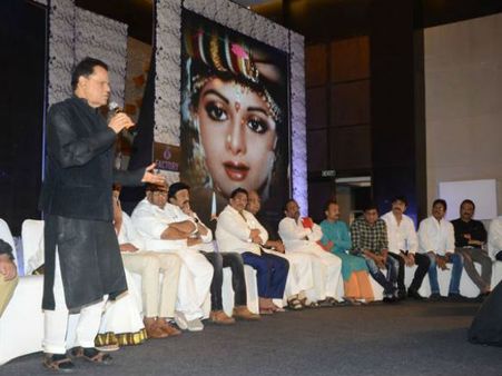 శ్రీదేవి వెళ్లిపోవడం అన్యాయం.. అందరినీ నొప్పించి తిరిగిరాని లోకాలకు.. సినీ తారల కన్నీటి వీడ్కోలు