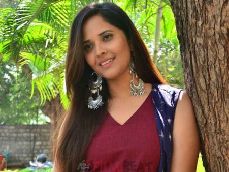 అన్నీ మూసేసిన అనసూయ: ఇకనైనా మారకపోతే.... కెరీర్‌ దెబ్బతింటుంది!
