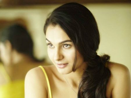 అందాలు ఎంతవరకైనా చూపించడానికి నేను ఎప్పుడూ రెడీ, కానీ..హీరోయిన్ షాకింగ్ కామెంట్స్!