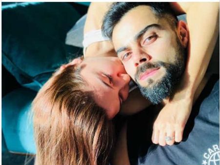 ముద్దులతో చంపేస్తుందబ్బా.. విరాట్, అనుష్క ఫోటో వైరల్