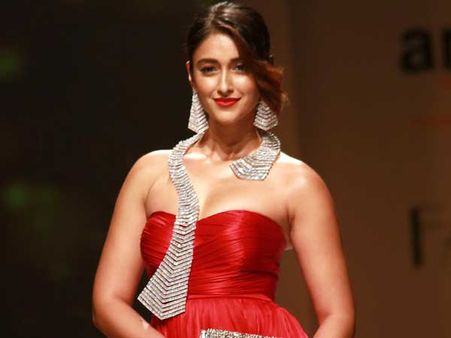 కామాంధుడిని బయటకు ఈడ్చారు, రాత్రికి రమ్మనేవారు చాలా మందే..షాకిచ్చిన ఇలియానా!