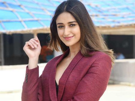 ఇలియానా వెంటపడుతున్న బాలీవుడ్ హీరో.. లేట్ వయసు ఆరాటం.. టోటల్ ఢమాలేనట..