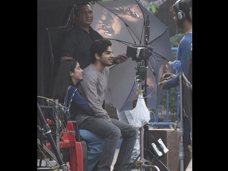 ఒళ్ళో ఎంత బాగా కూర్చో బెట్టుకుందో.. జాన్వీ, ఇషాన్ మధ్య ఏదో జరుగుతోందిగా!