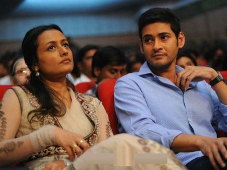 చేతులెత్తి నమస్కరిస్తూ... ఫ్యాన్స్‌కు థాంక్స్ చెప్పిన మహేష్ బాబు భార్య!