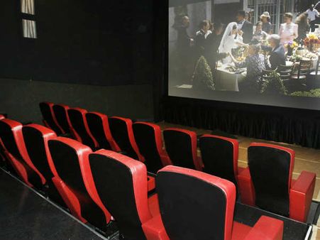 దారుణం: థియేటర్లో సీటు మధ్య తల ఇరుక్కోవడంతో వ్యక్తి మృతి