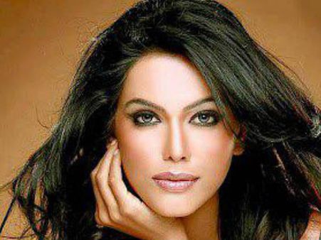 బాలీవుడ్ నటి నటాషాకు ప్రమాదం.. బంగీ జంప్‌ చేసి మధ్యలోనే..