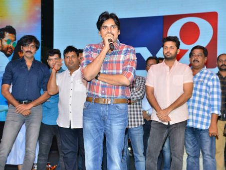 ఇండస్ట్రీలో ఎలాంటి సపోర్టు లేకుంటే...ఆ బాధ ఎలా ఉంటుందో తెలుసు: పవన్ కళ్యాణ్