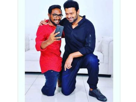 రెస్పెక్ట్: అభిమాని కోసం మోకాళ్లపై కూర్చున్న ప్రభాస్, ఫోటోస్ వైరల్!