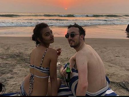 అప్పుడు నగ్నంగా.. ఇప్పుడు బాయ్ ఫ్రెండ్ తో.. యమజోరుగా బికినిలో, చిర్రెత్తుకొచ్చింది!