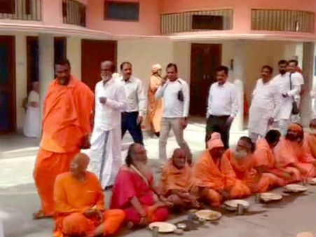 సాధువులతో సూపర్ స్టార్..ఫోటోలు వైరల్!