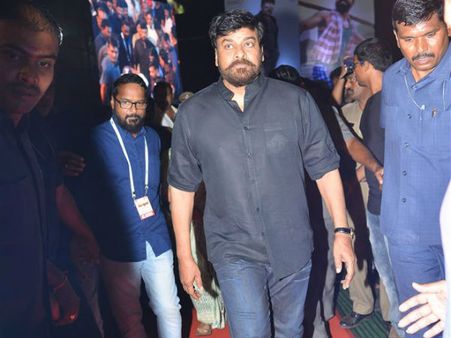 చిరంజీవికి ఆంధ్ర యూనివర్సిటీ విద్యార్థుల సెగ..కేవలం కొడుకు సినిమాలేనా!