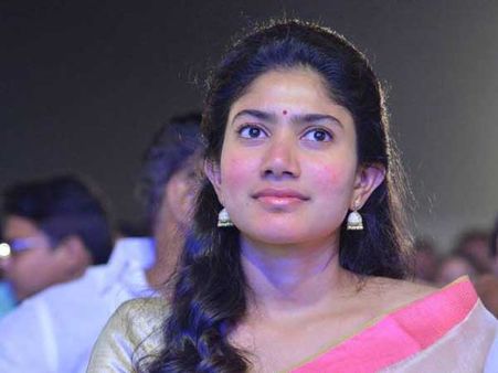 సాయిపల్లవికి షాక్.. ఆ సినిమా నుంచి అవుట్.. మళ్లీ అవే రూమర్లు..