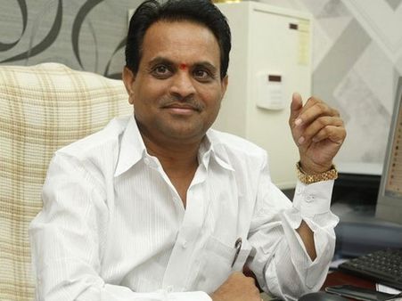 నిర్మాత రక్తం పీలుస్తూ వేల కోట్లు దండుకుంటున్నారు... చిరు, బాలయ్య, పవన్ ఏమైనట్లు?