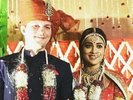 శ్రీయా పెళ్లి గుట్టు వీడింది.. వేదికపై భర్తకు ముద్దులతో ముంచెత్తిన శ్రీయ (వీడియో, ఫొటోలు)