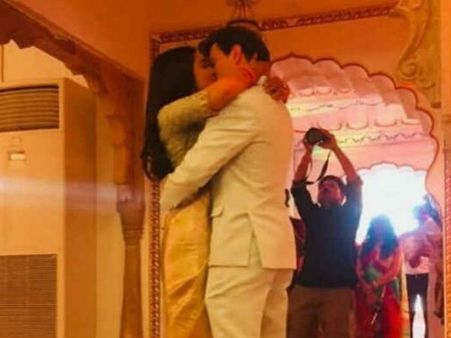 గాఢమైన ప్రేమ: హీరోయిన్ శ్రీయ ముద్దు ఫోటోస్ వైరల్