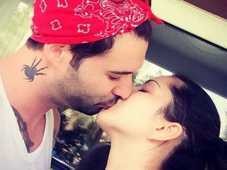 లిప్ కిస్ తో పిచ్చెక్కించిన సన్నీలియోన్, భర్తతో పబ్లిక్ గా, ప్రత్యేకత అదే!