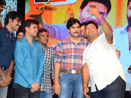 పవన్‌తో సెల్ఫీ కోసమే.. తమన్.. ఆయన పాటతో థియేటర్లో గెంతులు..