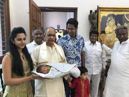 లేటెస్ట్ ఫోటో: చిన్న మనవడితో కలిసి బాలకృష్ణ అండ్ ఫ్యామిలీ!