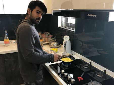 భార్య కోసం వంటింట్లో రాంచరణ్.. కొత్త హెయిర్ స్టైల్ అదిరింది!