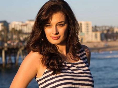 ప్రభాస్ సరసన మరో హీరోయిన్, సాహో షూట్ లో జాయిన్ అయిన ఈ హీరోయిన్!