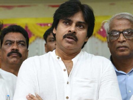 పవన్ కళ్యాణ్ ఫాన్స్ కు ఘోర అవమానం, ఎందుకు ఇలా జరిగింది ?