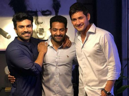 వైరల్ పిక్: మహేష్ సంతోషాన్ని రెట్టింపు చేసిన ఎన్టీఆర్, చరణ్.. కన్నుల పండుగ!