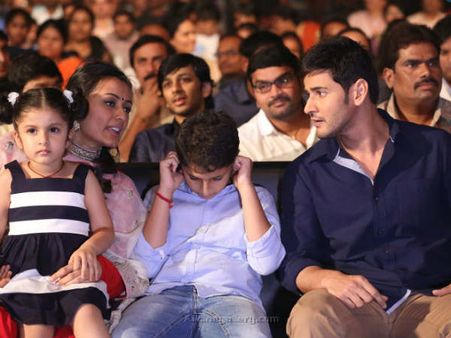 ఫ్యామిలీతో ప్యారిస్‌కు మహేష్ బాబు.. తిరిగొచ్చేది అప్పుడే!