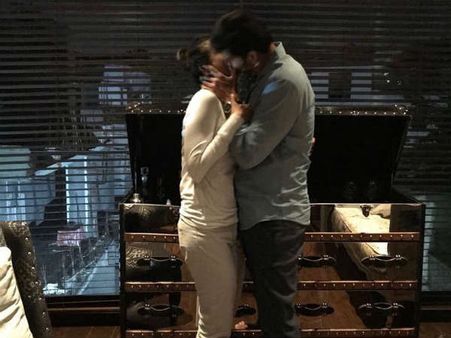 ప్రియమైన భార్యని ముద్దుల్లో ముంచెత్తుతున్న మహేష్.. కారణం అదే!