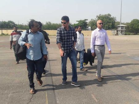 ఫోటోలు: విజయవాడలో అడుగు పెట్టిన 'సీఎం భరత్'.. పక్కనే ఎంపీగారు కూడా!