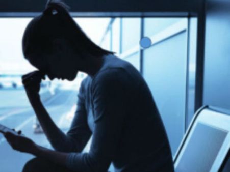 న్యూడ్ ఫోటోస్ లీక్ చేస్తానని బెదిరింపులు: హీరో బావ మీద కేసు నమోదు!