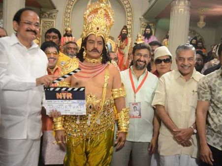 షాకింగ్: ఎన్టీఆర్ బయోపిక్ నుంచి తప్పుకున్న తేజ.. బాలయ్యతో విభేదాలు, కొత్త దర్శకుడిగా ఆయన పేరు!