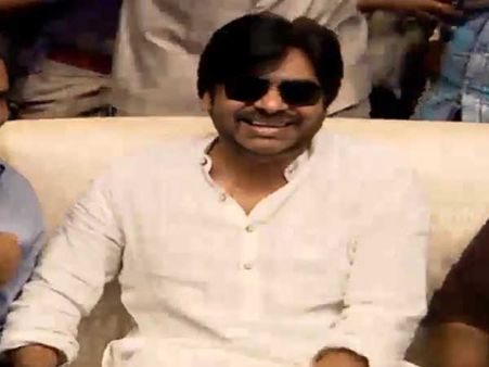 పవన్ కళ్యాణ్ రాకతో మార్మోగి పోయిన వేదిక- ‘రంగస్థలం’ విజయోత్సవం లైవ్!