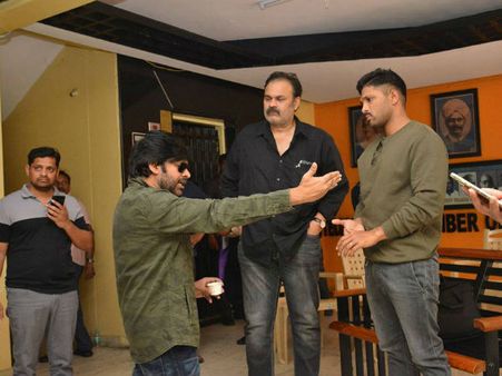 ఫిలిం చాంబర్ వద్ద పవన్ కళ్యాణ్ నిరసన... నాగబాబు, అల్లు అర్జున్, తేజ్ కూడా!
