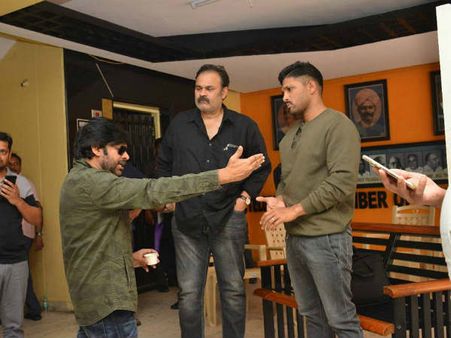 పవన్‌‌తో అల్లు అర్జున్ విభేదాలు సమిసిపోయాయా? ఆలింగనంతో ఫ్యాన్స్ హ్యాపీ!