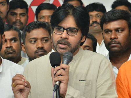 శ్రీరెడ్డి, వర్మ ఇష్యూ: మీడియా కుట్రపై పవన్ యుద్ధం.. పేర్లతో సహా బయటపెట్టాడు, ఎప్పుడూ వినని మాట!