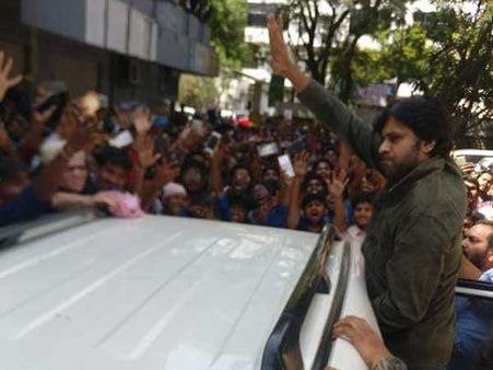 పవన్ కళ్యాణ్ సడన్ నిర్ణయం, పోలీసుల సలహా!